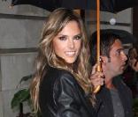 Pour se rendre à la soirée Mercedez Benz lors de la Fashion Week new-yorkaise, le top Alessandra Ambrosio a choisi de porter une mini-robe en lamé doré légèrement drapé, des escarpins couleur marron glacé ainsi qu'une veste en cuir... Rock'n'roll !<b