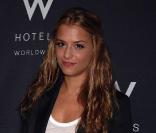 Charlotte Ronson porte sa propre marque lors de son défilé de la Fashion Week new-yorkaise. La petite soeur de la djette est très stylée dans cette mini jupe porte-feuille taille haute, ceinture cloutée, top blanc et blazer... un total look bleu mari