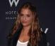 Charlotte Ronson porte sa propre marque lors de son défilé de la Fashion Week new-yorkaise. La petite soeur de la djette est très stylée dans cette mini jupe porte-feuille taille haute, ceinture cloutée, top blanc et blazer... un total look bleu mari