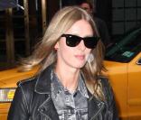 Nicky Hilton est vraiment canon dans cette mini-robe en jean délavé black, perfecto en cuir, boots Louboutin, Rayban Wayfarer et Motorcycle de Balenciaga... Un look so rock'n'roll et parfait pour la saison ! 