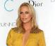 Pour son passage à la Fashion Week, Charlize Theron a débarqué en total look Dior. Rien d"étonnant pour l"égérie du parfum J"adore de la marque. Associant le jaune et le doré, Charlize et Dior... On adooore ! 