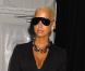 Robe sexy ou pantalon et micro-veste décolletée zippée, Amber Rose est toujours au top. Lunettes over-size, collier à maillons, pochette vernie, la belle sait s"accessoiriser. Elle n"est pas la petite amie du rappeur pour rien... 
