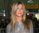 Pour l"avant-première de Love Happens, Jennifer Aniston porte une sublime mini-robe argentée signée Valentino, et des sandales Louboutin assorties. Avec ce look zéro défaut, l"amour ne devrait pas tarder à arriver dans la vie de notre Friends... <br 