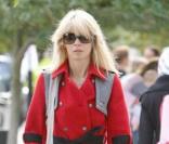 Claudia Schiffer enchaîne les looks cette semaine avec ce tenue carrément stylée. Veste rouge style à épaulettes et boutons dorés, ceinture à la taille, jean droit, et mini-boots en daim beige. Elle est au top ! 
