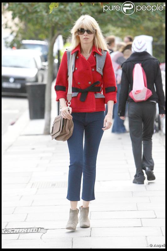 Claudia Schiffer enchaîne les looks cette semaine avec ce tenue carrément stylée. Veste rouge style à épaulettes et boutons dorés, ceinture à la taille, jean droit, et mini-boots en daim beige. Elle est au top ! 