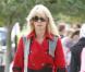 Claudia Schiffer enchaîne les looks cette semaine avec ce tenue carrément stylée. Veste rouge style à épaulettes et boutons dorés, ceinture à la taille, jean droit, et mini-boots en daim beige. Elle est au top ! 