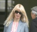 Claudia Schiffer a tout compris cette semaine : pour aller chercher ses enfants à l'école, elle opte pour un jean évasé plutôt clair, un blazer gris et un top couleur saumon. Magnifique !