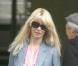 Claudia Schiffer a tout compris cette semaine : pour aller chercher ses enfants à l"école, elle opte pour un jean évasé plutôt clair, un blazer gris et un top couleur saumon. Magnifique !