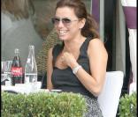 Eva Longoria, à Paris, déjeune avec une amie. 19 septembre 2009