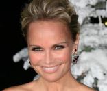 Kristin Chenoweth :   meilleure actrice secondaire dans une série comique   lors des 61èmes Emmy Awards