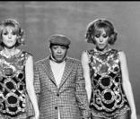 Henri Salvador et les soeurs Kessler lors d'un show télé en 1975