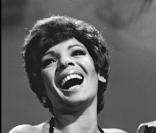 Henri Salvador en duo avec Shirley Bassey sur un plateau télé