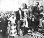 Henri Salvador au mariage de son ami Eddie Barclay, en compagnie de Fernand Reynaud, Jacques Martin, Francis Blanche et Darry Cowl