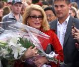 Catherine Deneuve et ses fans russes... c'est vraiment le grand amour ! Couverte de fleurs !