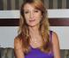 Jane Seymour : Dans sa petite robe violette, Dr Quinn est plus... sexy que jamais !