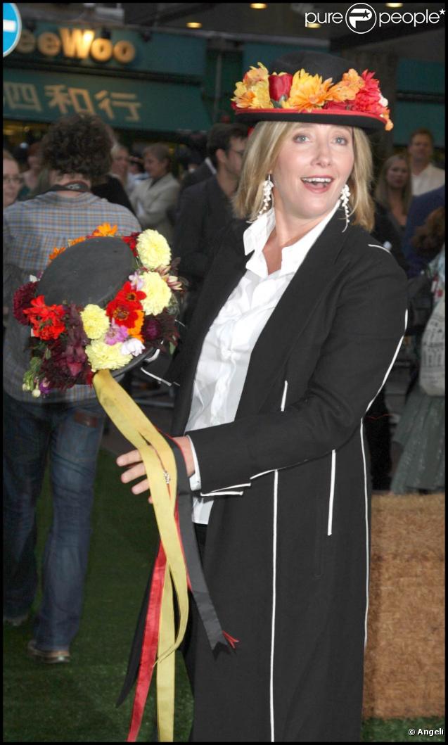 Emma Thompson hier soir à Londres pour la première de  Morris : a life with bells on .