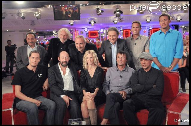 Nicolas Hulot entouré de Pascal Obispo, Grand Corps Malade, Pierre Richard, Michel Drucker, Kad Merad, Sandrine Bikerlain et Antoine Dulery. 