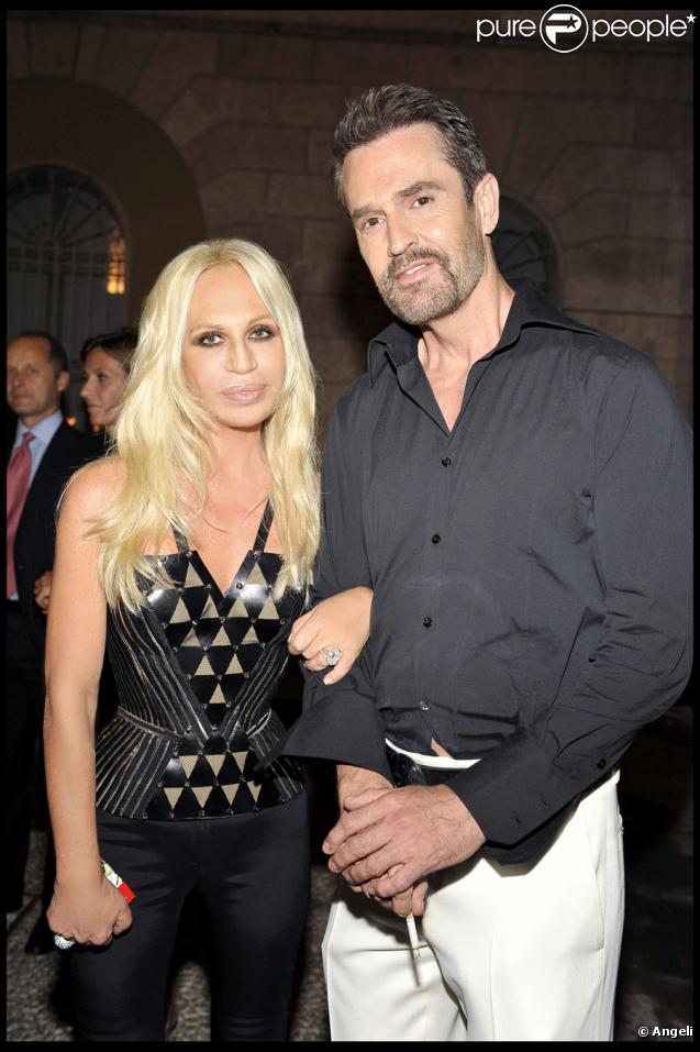 Soirée Versace à Milan, le 25/09/09, à l'occasion de la Fashion Week. Ici, Donatella Versace et son ami Rupert Everett. 