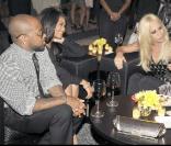 Soirée Versace à Milan, le 25/09/09, à l'occasion de la Fashion Week. Jackson Jackson a l'air radieux auprès de (Son ex ? Son homme ?) Jermaine Dupri et de sa grande amie Donatella Versace. 