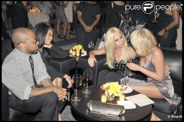 Soirée Versace à Milan, le 25/09/09, à l'occasion de la Fashion Week. Jackson Jackson a l'air radieux auprès de (Son ex ? Son homme ?) Jermaine Dupri et de sa grande amie Donatella Versace. 