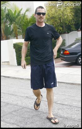 Chrsitian Bale devant son domicile, hier à Los Angeles.