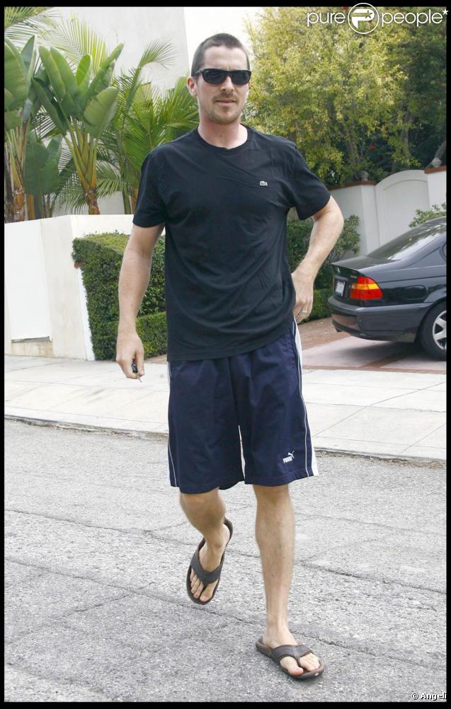 Chrsitian Bale devant son domicile, hier à Los Angeles.