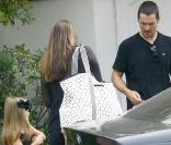 Chrsitian Bale devant son domicile, hier à Los Angeles.