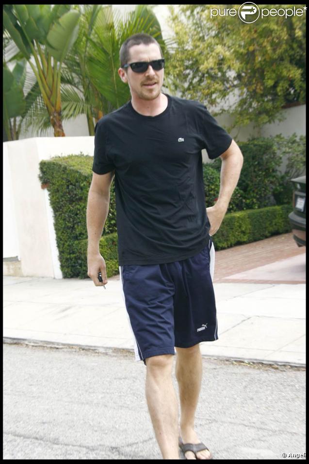 Chrsitian Bale devant son domicile, hier à Los Angeles.
