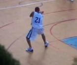 Chris Brown fait son show sur le terrain de basket