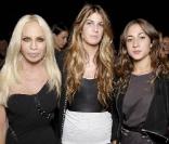 Donatella Versace, Bianca Brandolini d'Adda et Delphina Delettrez Fendi au défilé Versus, le 27 septembre 2009
