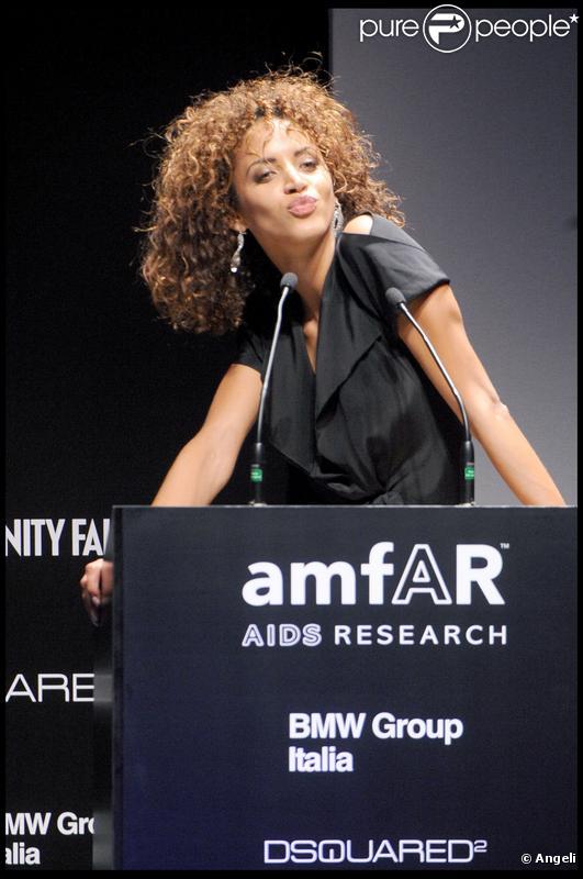 Noémie Lenoir au gala de l'amfAR organisé dans le cadre de la Fashion Week milanaise. 28/09/09