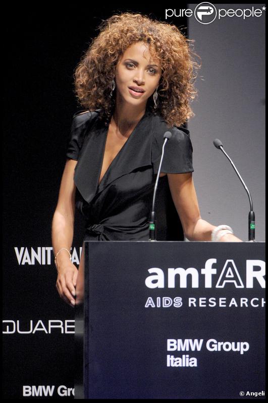 Noémie Lenoir au gala de l'amfAR organisé dans le cadre de la Fashion Week milanaise. 28/09/09
