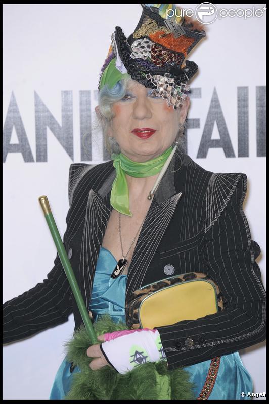 La célèbre journaliste italienne Anna Piaggi au gala de l'amfAR organisé dans le cadre de la Fashion Week milanaise. 28/09/09