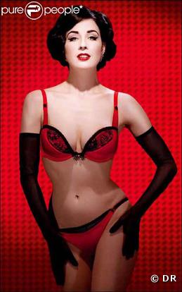 Dita Von Teese pose pour la nouvelle collection Wonderbra