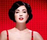 Dita Von Teese pose pour la nouvelle collection Wonderbra