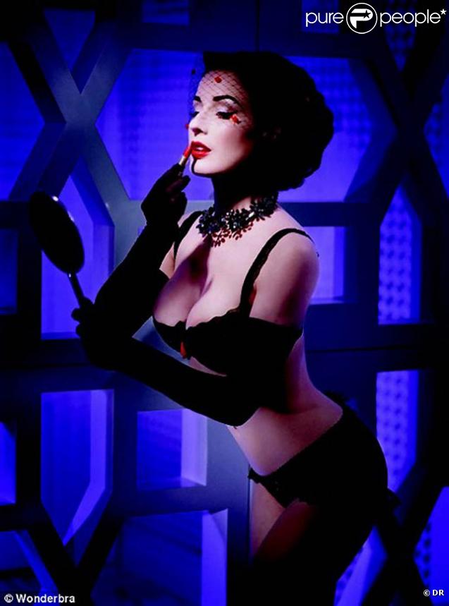 Dita Von Teese pose pour la nouvelle collection Wonderbra