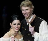 Isabelle Delobel et son partenaire sur la glace Olivier Schoenfelder 