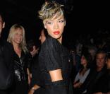 Rihanna lors du défilé prêt-à-porter Christian Dior, printemps-été 2010, au Jardin des Tuileries, le 2/10/09. Sa coiffure intrigue beaucoup Jean-Claude Darmon. 