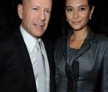 Bruce Willis et sa jeune épouse Emma Heming lors du défilé prêt-à-porter Christian Dior, printemps-été 2010, au Jardin des Tuileries, le 2/10/09