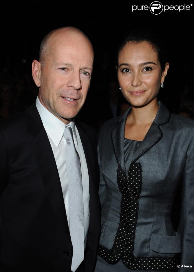 Bruce Willis et sa jeune épouse Emma Heming lors du défilé prêt-à-porter Christian Dior, printemps-été 2010, au Jardin des Tuileries, le 2/10/09