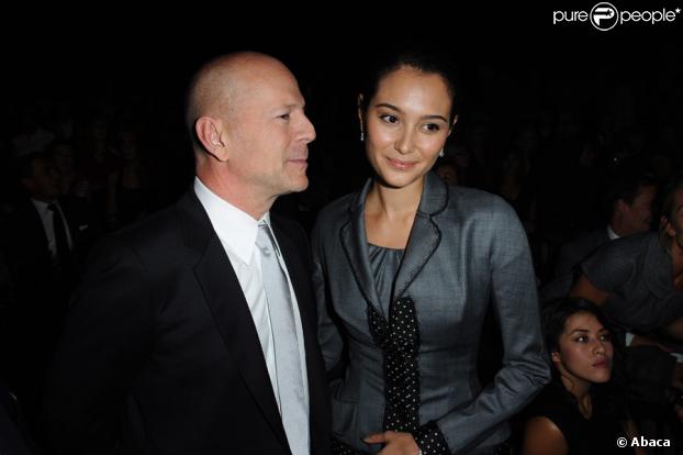 Bruce Willis et Emma Heming lors du défilé prêt-à-porter Christian Dior, printemps-été 2010, au Jardin des Tuileries, le 2/10/09.