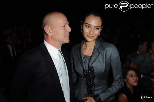 Bruce Willis et Emma Heming lors du défilé prêt-à-porter Christian Dior, printemps-été 2010, au Jardin des Tuileries, le 2/10/09.