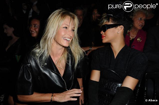 EStelle Lefébure et Rihanna lors du défilé prêt-à-porter Christian Dior, printemps-été 2010, au Jardin des Tuileries, le 2/10/09