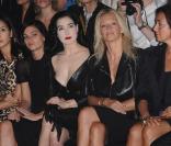 Dita Von Teese, Estelle Lefébure et Madame Toledano lors du défilé prêt-à-porter Christian Dior, printemps-été 2010, au Jardin des Tuileries, le 2/10/09
