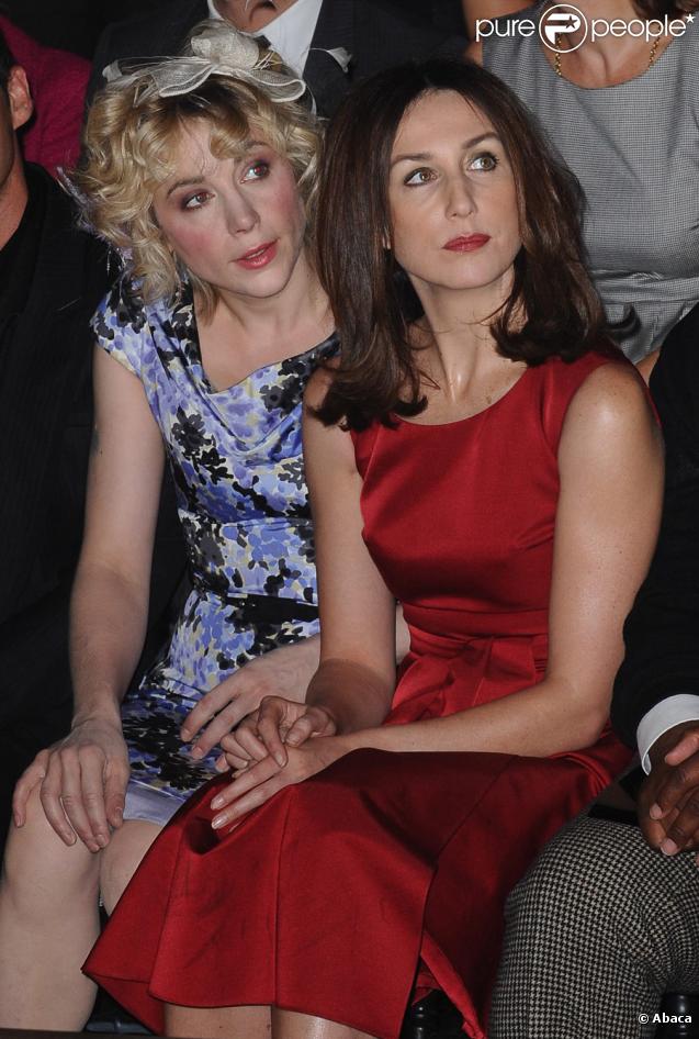Julie Depardieu et Elsa Zylberstein lors du défilé prêt-à-porter Christian Dior, printemps-été 2010, au Jardin des Tuileries, le 2/10/09