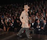 John Galliano à la fin du défilé prêt-à-porter Christian Dior, printemps-été 2010, au Jardin des Tuileries, le 2/10/09