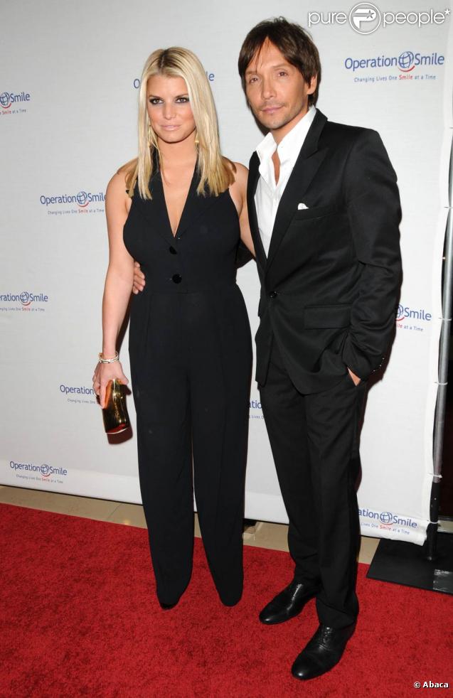 Jessica Simpson et Ken Paves lors du 8ème Gala Opération Sourire au Beverly Hilton Hotel à Beverly Hills le 2 octobre 2009