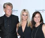 Jessica Simpson et ses parents Tina et Joe Simpson lors du 8ème Gala Opération Sourire au Beverly Hilton Hotel à Beverly Hills le 2 octobre 2009
