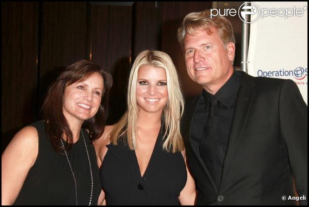 Jessica Simpson et ses parents Tina et Joe Simpson lors du 8ème Gala Opération Sourire à Beverly Hills le 1er Octobre 2009