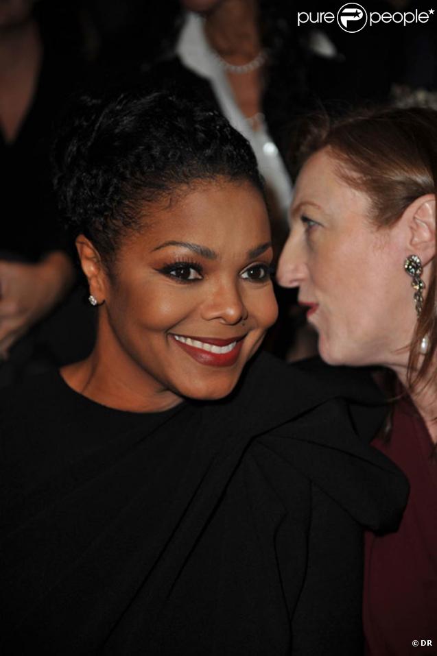Janet Jackson au défilé Lanvin lors de la Fashion Week parisienne le 2 octobre 2009 à la Halle Freyssinet